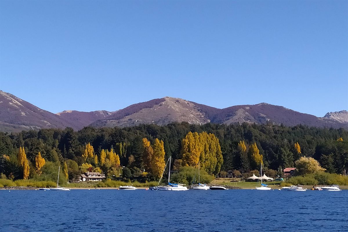 Cabins in Bariloche at Easter: autumn and the lake